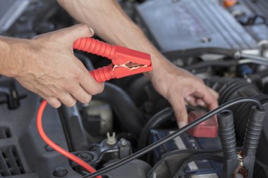 Akü başka bir araba bir dizi bağlantı kablosu ile şarj.