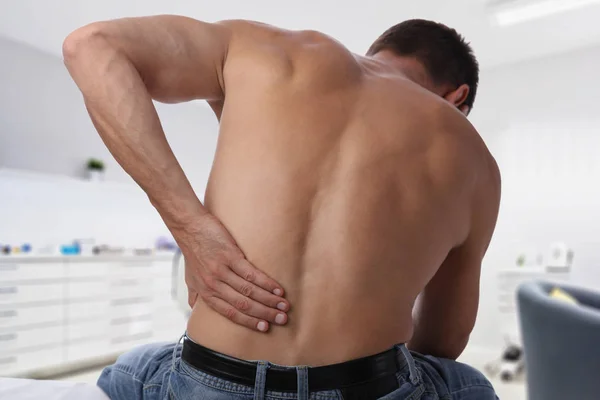 Lesão desportiva, homem com dores nas costas. Conceito de alívio da dor e cuidados de saúde . — Fotografia de Stock