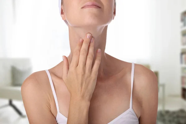 Контроль за щитовидною залозою жінки. Охорона здоров'я та медична концепція — стокове фото
