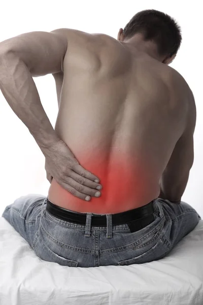 Спортивні травми, людина з болями в спині. Біль допомоги та охорони здоров'я концепції. — стокове фото