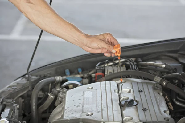 Kontrollera bilens motor, motor oljenivån. — Stockfoto