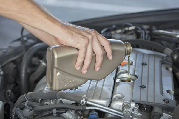 Lägga till bilmotor, motor oljenivån. — Stockfoto