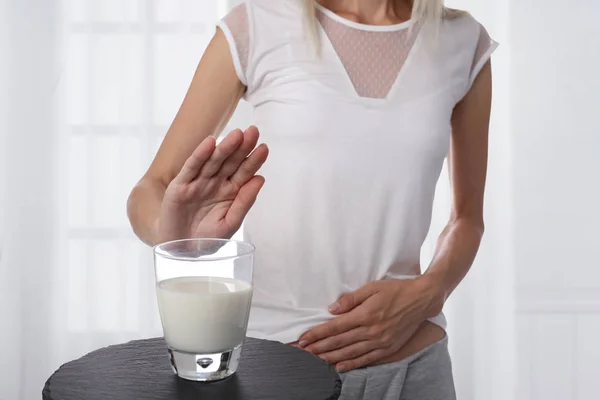 Intolerancia a la lactosa. Lácteos Mujer intolerante se niega a beber leche —  Fotos de Stock