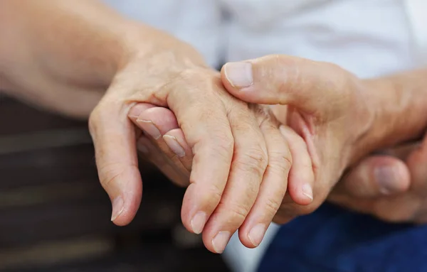 Bejaarde echtpaar hand in hand. Liefde, tederheid, saamhorigheid, vertrouwen, ondersteuning concept. — Stockfoto