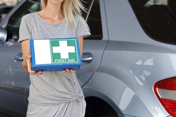 Responsabilidad y seguridad en el concepto de carretera. Botiquín de primeros auxilios para coche . — Foto de Stock