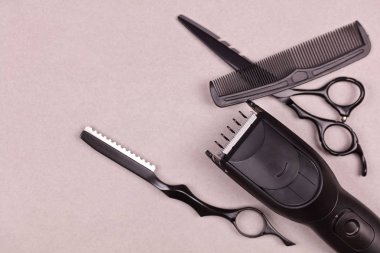 Metin için yer gri arka plan üzerine saç şekillendirme için Kuaför araçları görüntülemek.