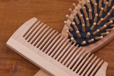 Ahşap kafa derisi ve masaj fırça ve saç tarağı