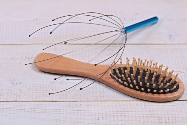 Narzędzia, drewniane skórę głowy i włosy na białym tle drewniana szczotka do masażu masaż głowy — Zdjęcie stockowe