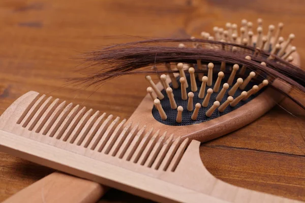 Drewniane głowy i masaż grzebień pędzla i włosy — Zdjęcie stockowe