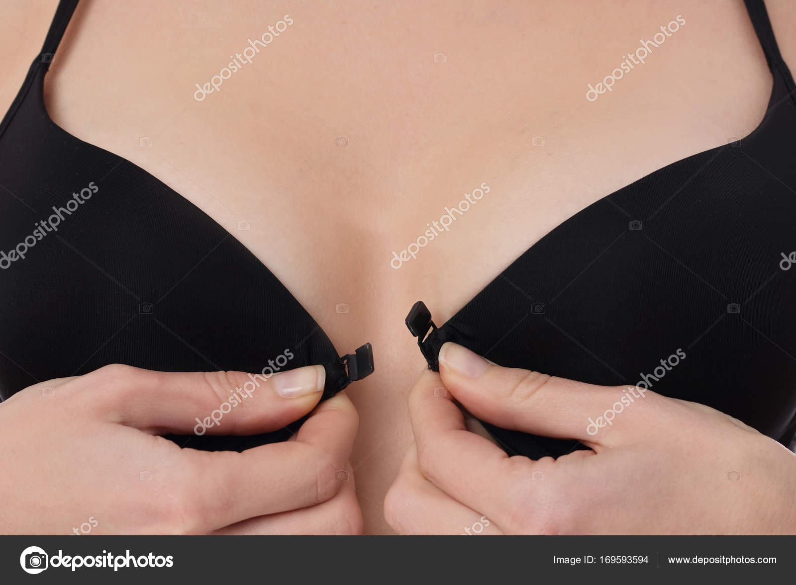 Chicas citandose el sujetador Chicas citandose el sujetador