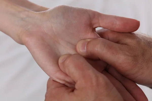 Acupresión. Terapeuta haciendo tratamiento curativo en la mano del paciente. Concepto de medicina alternativa — Foto de Stock