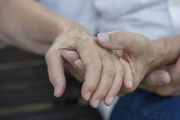 Vieja pareja de ancianos cogidos de la mano . — Foto de Stock