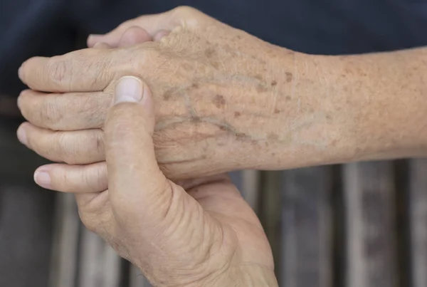 Altes älteres Ehepaar hält Händchen. — Stockfoto