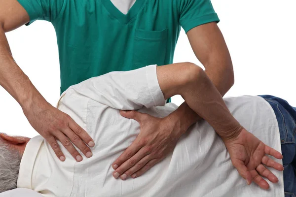 Hombre con ajuste de espalda quiropráctico. Osteopatía, medicina alternativa, concepto de alivio del dolor. Fisioterapia, rehabilitación de lesiones deportivas — Foto de Stock