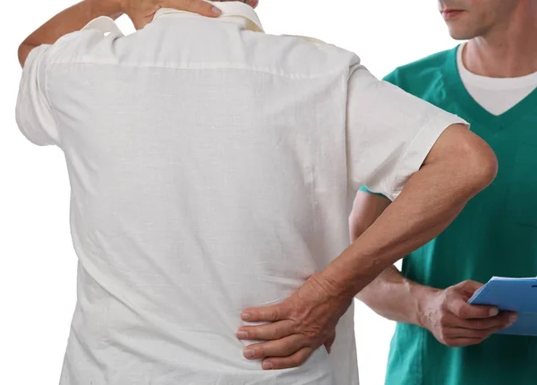 シニア男性患者の医療試験中に背中の痛みに苦しんで。カイロプラクティック、オステオパシー、理学療法。代替医療、痛み救済概念 — ストック写真