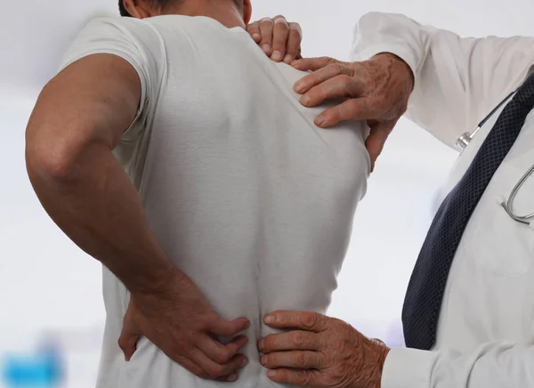 Svalnatý muž trpí bolesti zad a krku. Nesprávné sezení pozici problémy svalů, revma. Úlevu od bolesti, chiropraxe koncept. Sport, cvičení poranění — Stock fotografie