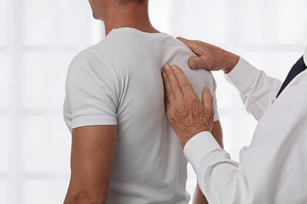 Aggiustamento della schiena chiropratico. Osteopatia, Medicina alternativa, concetto di antidolorifico. Fisioterapia, riabilitazione da infortuni sportivi — Foto Stock