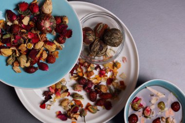 Yasemin, kurutulmuş gül yaprakları ile yeşil çay, portakal ve limon kabuğu