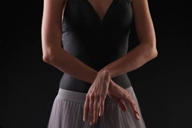 Güzel genç atletik kadın dansçı bale egzersiz eğitim. Güçlü kadın vücut yakın çekim