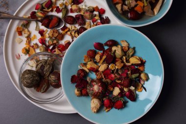 Yasemin, kurutulmuş gül yaprakları ile yeşil çay, portakal ve limon kabuğu