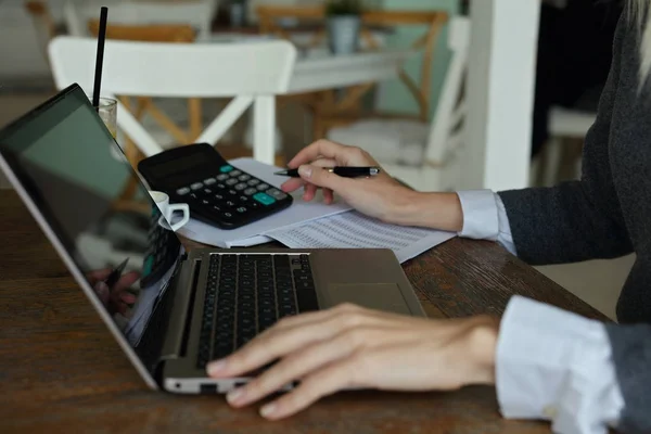 Conceito de negócio. Empresária usando computador portátil no café de perto — Fotografia de Stock