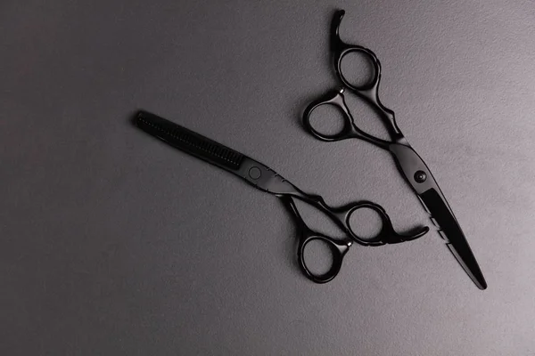 Tesoura de barbeiro profissional elegante, corte de cabelo e Thinning Scissors o ndarkbackground. Conceito de salão de cabeleireiro, Conjunto de cabeleireiro. Acessórios de corte de cabelo. Copiar imagem espaço, flat lay — Fotografia de Stock