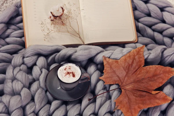 Acogedora casa. Libro y taza de café, Naturaleza muerta detalles —  Fotos de Stock