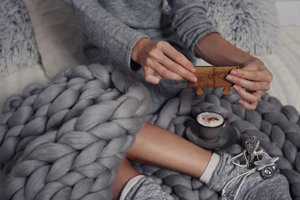 Vrouw voorbereiden kerstcadeautjes close-up. Gezellige, comfortabele levensstijl. — Stockfoto