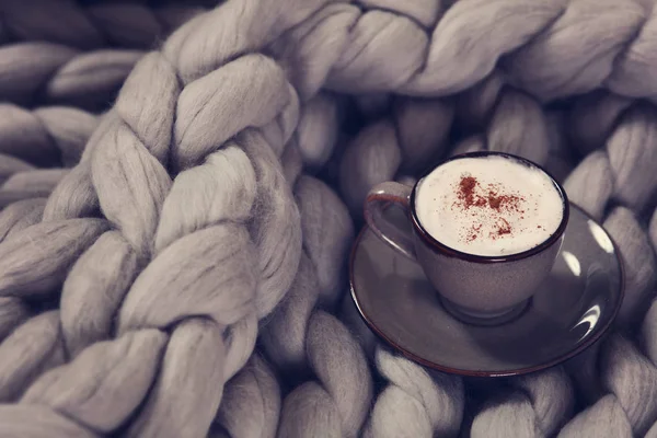 Copa de café y manta acogedora de lana suave . —  Fotos de Stock