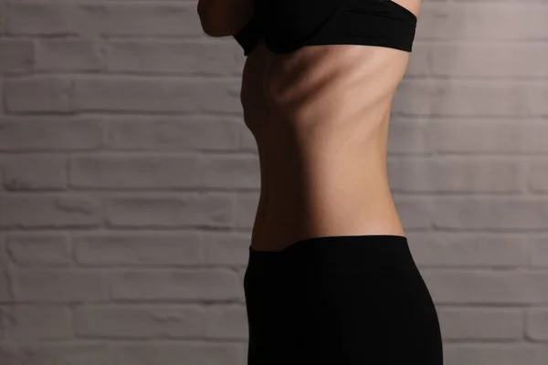 Donna affetta da disturbi alimentari anoressia e bulimia primo piano dello stomaco — Foto Stock