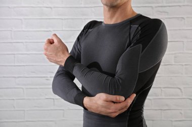 Dirsek ağrısı olan adam. Ağrı Rölyef kavramı. Yaralanma egzersiz spor