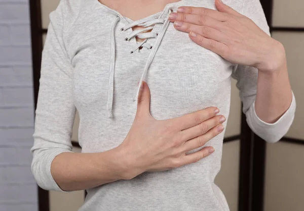 Mujer revisando su pecho, cuidado de la salud y concepto de prevención — Foto de Stock