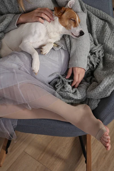 Prevención de venas varicosas, Mallas de compresión, alivio para piernas cansadas. Hermosa l piernas femeninas en medias —  Fotos de Stock