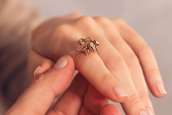 Christmas ribbon Engagement ring / New year present ideas. Happy Coupe in Love — ストック写真