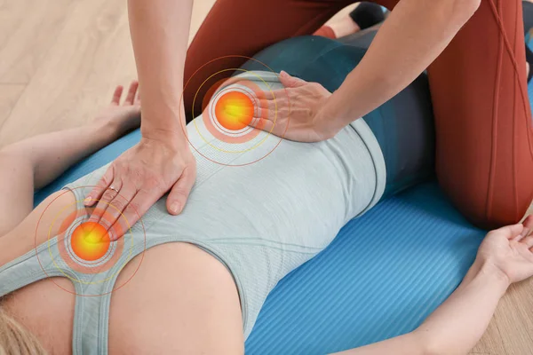 脊椎治疗，背痛缓解。 女性患者的理疗/动力学. 图库图片