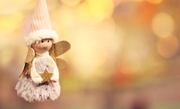 Gezellig en schattig Kerst Engel speelgoed. Nieuwjaar bokeh achtergrond — Stockfoto