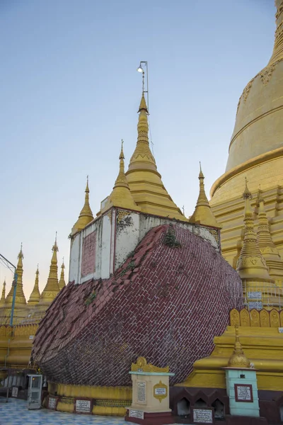 Пагода Швемауду, Баго, Мьянма — стоковое фото