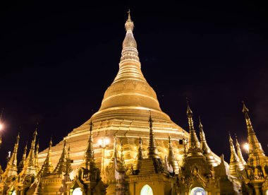 28 Aralık 2016 Shwedagon pagoda, yangon, myanmar, geceleri görüntülemek