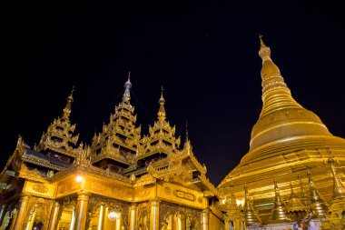 28 Aralık 2016 Shwedagon pagoda, yangon, myanmar, geceleri görüntülemek