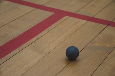 Squash topu ahşap zemin üzerinde