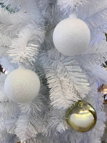 Christmas Tree Decorate Golden White Balls Ornaments — Stock Photo, Image