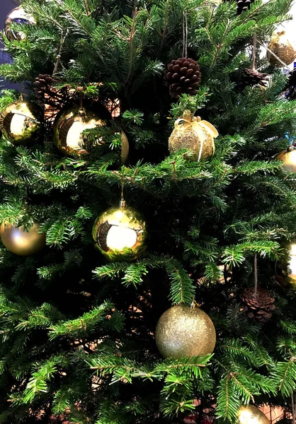 Christmas Tree Decorate Golden Balls Ornaments — Stockfoto