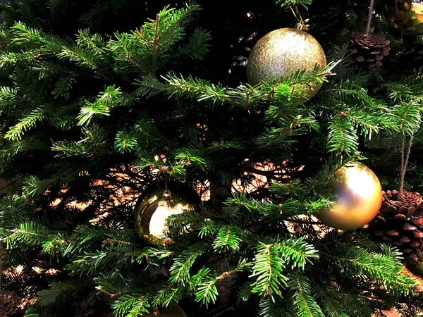 Χριστουγεννιάτικο Δέντρο Διακοσμούν Χρυσές Μπάλες Και Στολίδια — Φωτογραφία Αρχείου