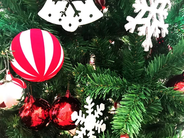Kerstboom Versieren Met Ballen Ornamenten — Stockfoto