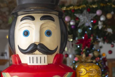 Fındık Kırıcı kırpma yolu ile beyaz arkaplanda izole edildi