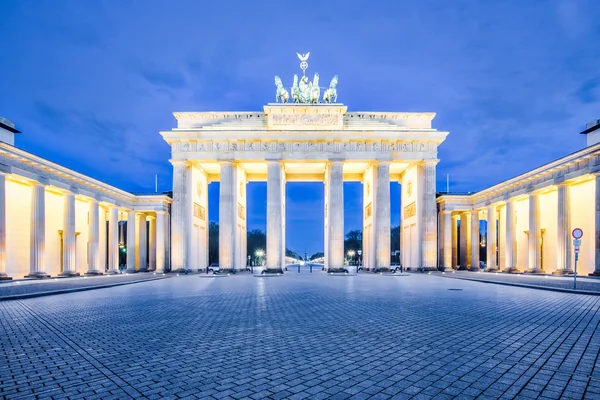 Brandenburgi kapu éjjel Berlin Németországban — Stock Fotó