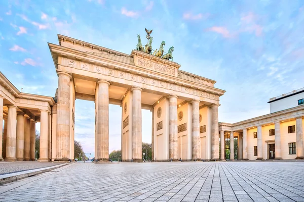 Brandenburger Tor met de zonsopgang in Berlijn, Duitsland — Stockfoto