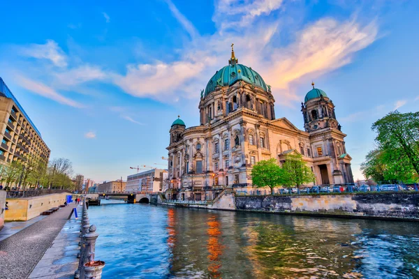 Bonito cielo con la Catedral de Berlín en Berlín Alemania — Foto de Stock
