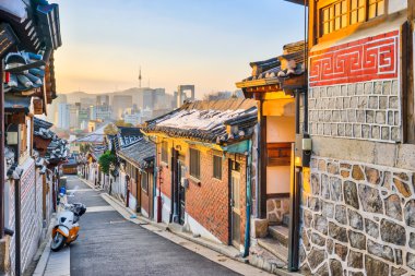 Bukchon Hanok Köyü'nde geleneksel Kore tarzı mimarisi ben