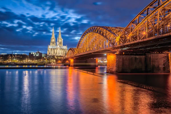 Katedral Koln pada malam hari di Cologne, Jerman — Stok Foto